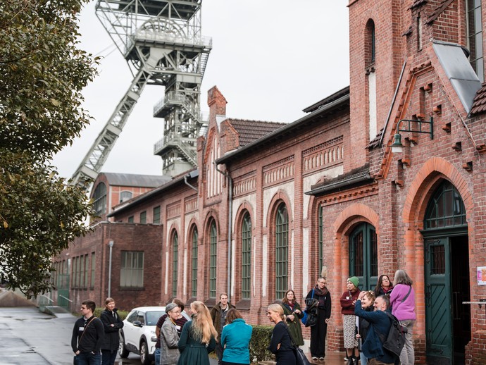 Gelände der Zeche Zollern mit altem Förderturm. (vergrößerte Bildansicht wird geöffnet)