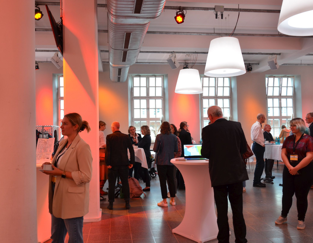 Teilnehmende der Konferenz informieren sich auf dem Projektforum.
Bild: LWL/Maria Kornelsen