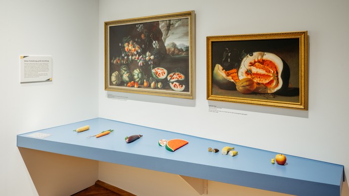 Ein Tisch mit Lebensmitteln in der Ausstellung "Gene - Vielfalt des Lebens" im LWL-Museum für Naturkunde.