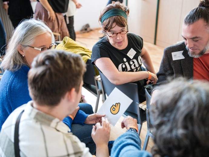 Gruppenarbeit im Forum 4 "Zwischen demokratischem Diskursraum und Shitstorm – Debattenkultur und Polarisierung in Sozialen Medien" (vergrößerte Bildansicht wird geöffnet)