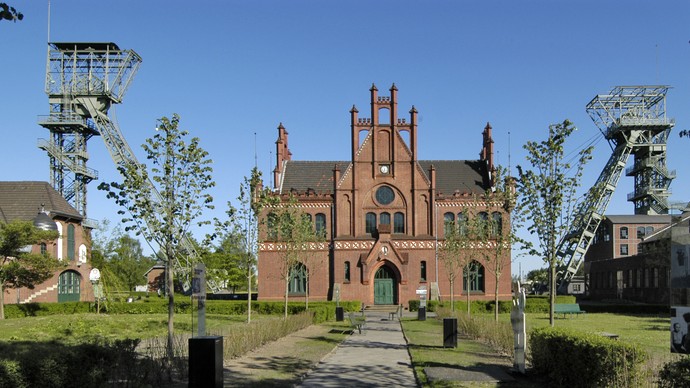 Das Gebäude der Alten Verwaltung in der Zeche Zollern in Dortmund mit neugotischen Stufengiebeln.