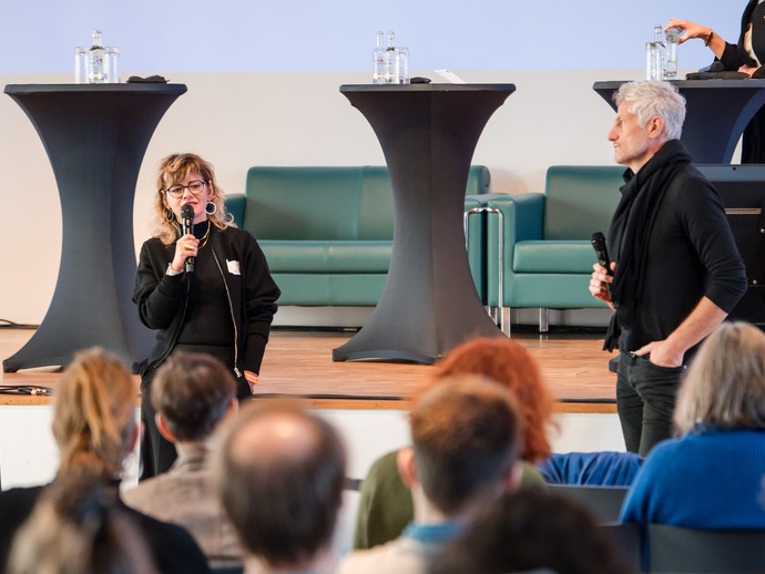 Dr. Doreen Mölders und Prof. Dr. Joachim Baur im Gespräch zum Abschluss der Tagung. (vergrößerte Bildansicht wird geöffnet)