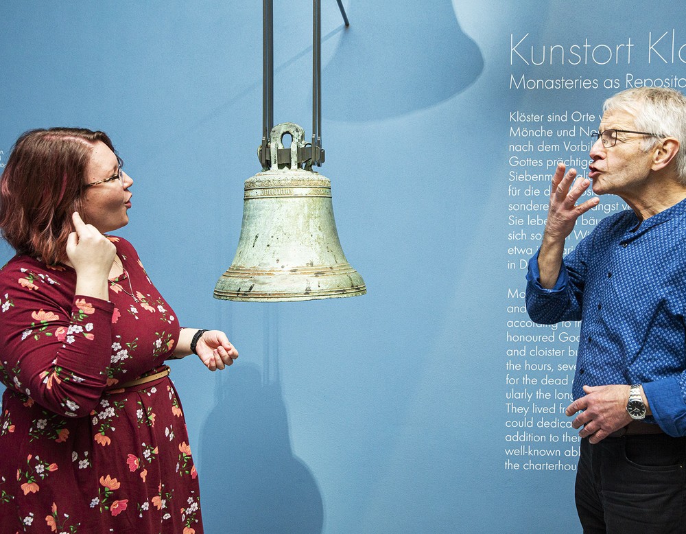 Ein Rundgang in Deutscher Gebärdensprache im LWL-Museum für Kunst und Kultur. Eine Frau und ein Mann unterhalten sich in Gebärdensprache.