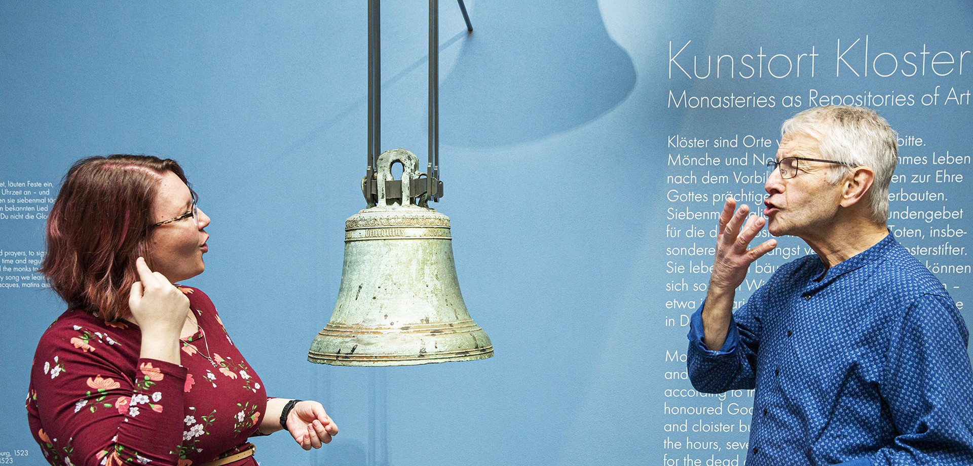 Ein Rundgang in Deutscher Gebärdensprache im LWL-Museum für Kunst und Kultur. Eine Frau und ein Mann unterhalten sich in Gebärdensprache.
