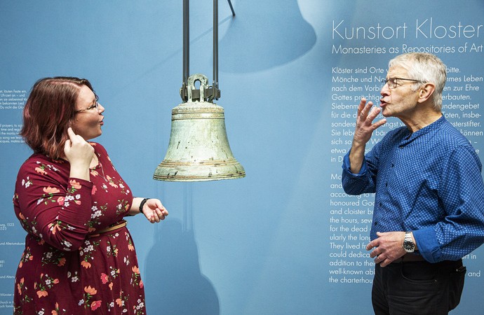 Ein Rundgang in Deutscher Gebärdensprache im LWL-Museum für Kunst und Kultur. Eine Frau und ein Mann unterhalten sich in Gebärdensprache.