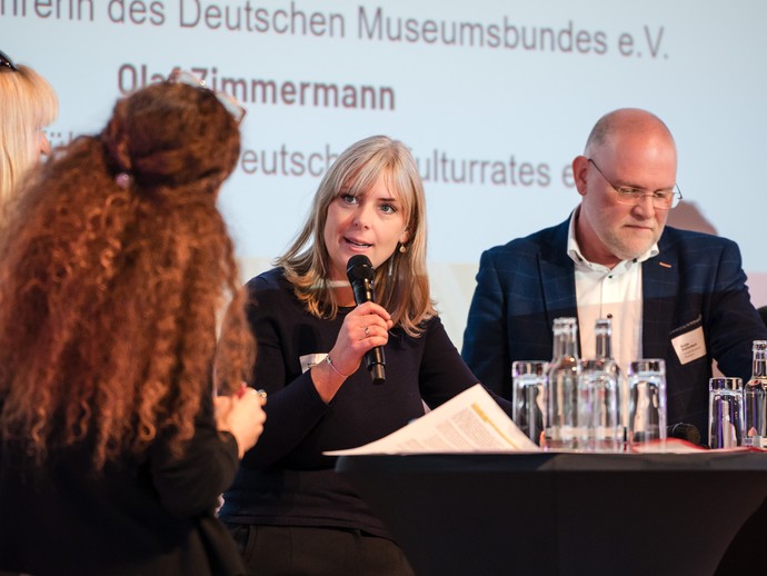 Kooperationspartner:innen beim Eröffnungspanel. (vergrößerte Bildansicht wird geöffnet)