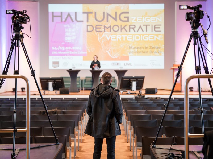 Bild des Saals auf der Tagung "Haltung zeigen, Demokratie verteidigen!" (vergrößerte Bildansicht wird geöffnet)