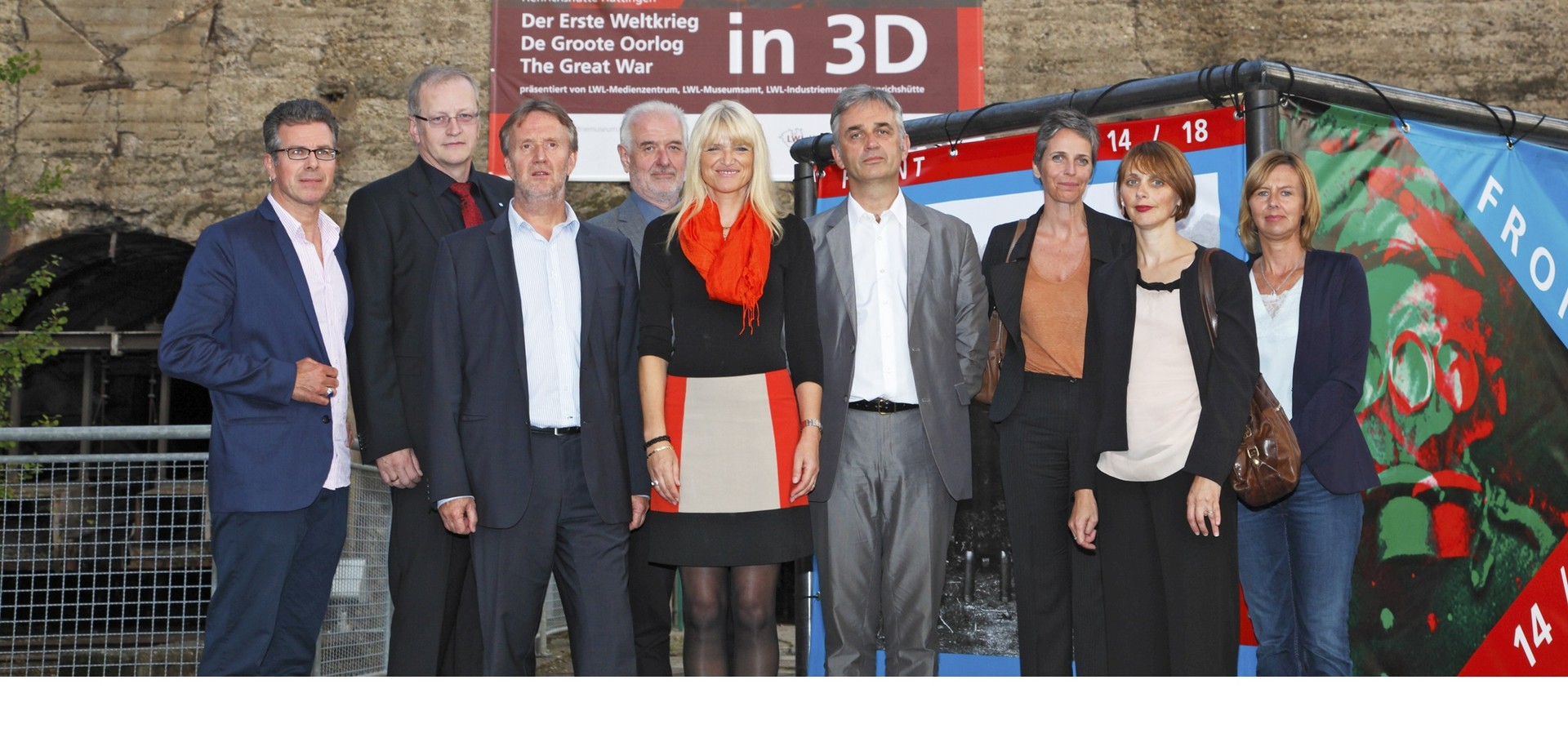 Gruppenbild mit Besuchern der belgischen Delegation und Kulturakteuren des LWL anlässlich der Ausstellung Front 14/18 in Hattingen