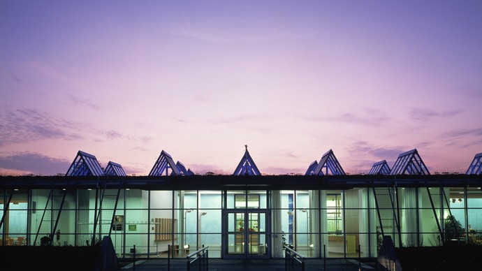Der Eingang des LWL-Römermuseums vor einem Himmel mit Sonnenuntergang.