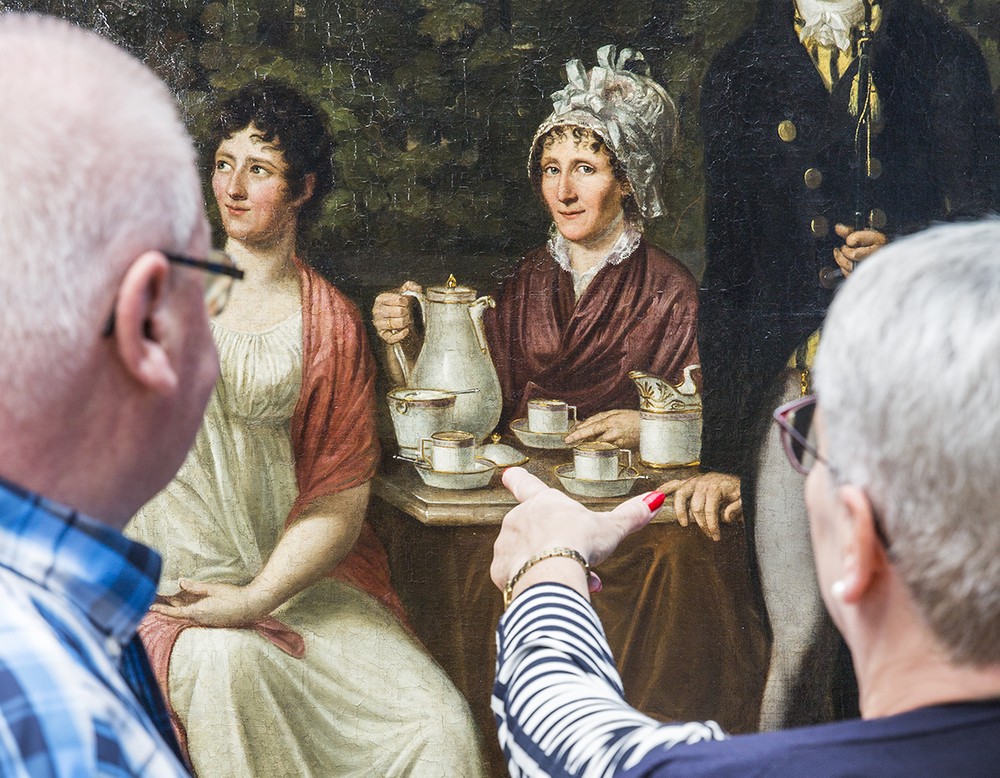 Ein Besucher zeigt auf ein Familienbildnis des Grafen Johann II. von Rietberg vom Künstler Hermann Tom Ring. Das Bild stammt aus 1563.